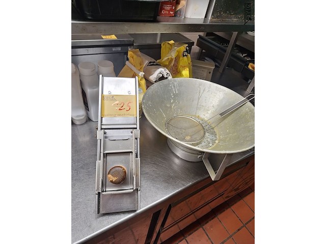 Lot 125 - frietsnijder en friet opschudder. - afbeelding 1 van  1