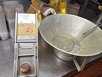 Lot 125 - frietsnijder en friet opschudder. - afbeelding 1 van  1