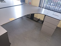 Lot 125 - hoekbureau met ladeblok - afbeelding 1 van  2