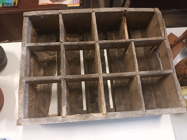 Lot 125 - houten flessenbak aigle-belgica - afbeelding 3 van  3