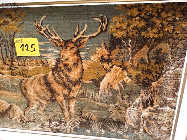 Lot 125 - kader wandtapijt met herten - afbeelding 2 van  3