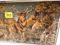 Lot 125 - kader wandtapijt met herten - afbeelding 2 van  3