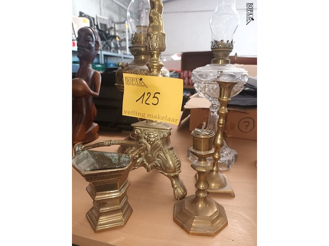 Lot 125 - koperen decoratie en olielampen. 6 stuks - afbeelding 1 van  3