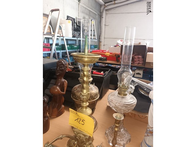 Lot 125 - koperen decoratie en olielampen. 6 stuks - afbeelding 2 van  3