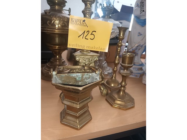 Lot 125 - koperen decoratie en olielampen. 6 stuks - afbeelding 3 van  3