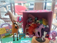 Lot 125 - lot speelgoed barbie en paarden, ong. 25 st. - afbeelding 1 van  2