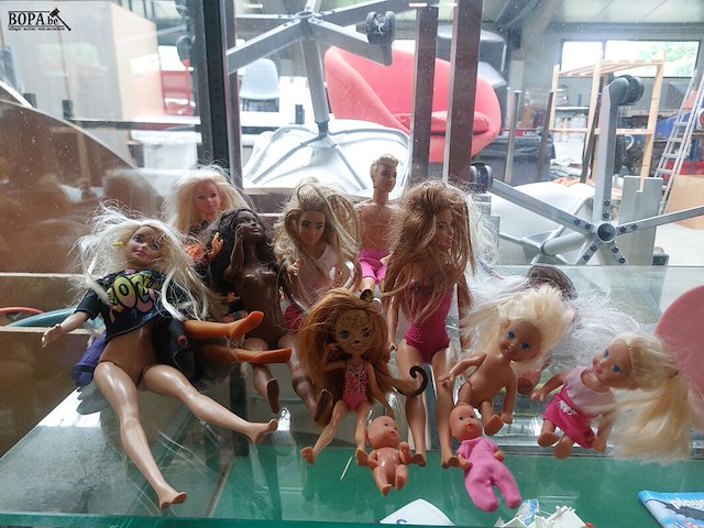 Lot 125 - lot speelgoed barbie en paarden, ong. 25 st. - afbeelding 2 van  2