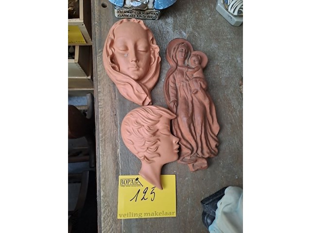 Lot 125 - religieuze wanddecoratie terracotta - afbeelding 1 van  1
