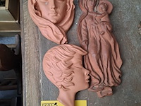Lot 125 - religieuze wanddecoratie terracotta - afbeelding 1 van  1