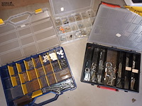 Lot 125 - sorteerkoffertjes met inhoud. 3 stuks - afbeelding 2 van  5