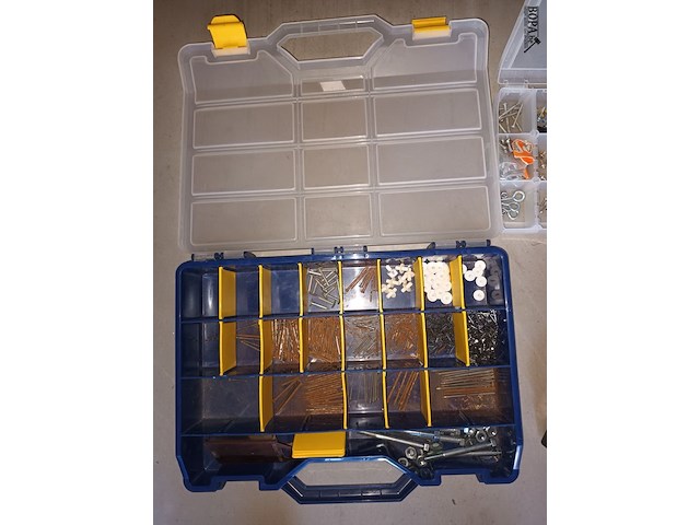 Lot 125 - sorteerkoffertjes met inhoud. 3 stuks - afbeelding 3 van  5