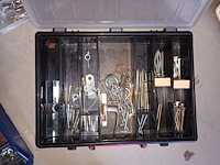 Lot 125 - sorteerkoffertjes met inhoud. 3 stuks - afbeelding 4 van  5