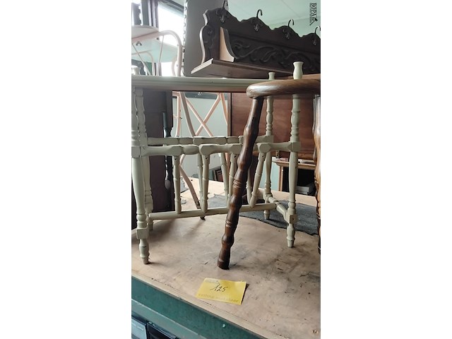 Lot 125 - wit houten krantenrek met blad en houten kruk - afbeelding 1 van  4