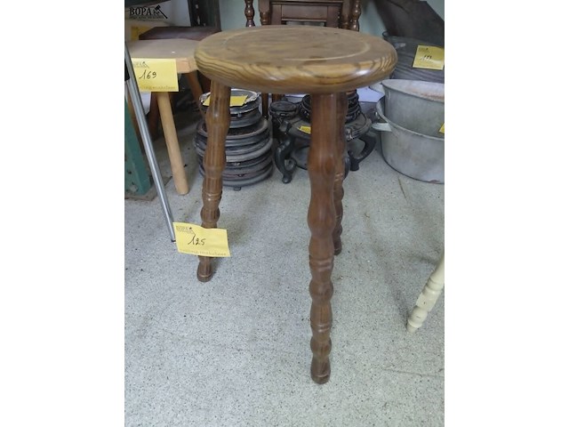 Lot 125 - wit houten krantenrek met blad en houten kruk - afbeelding 3 van  4