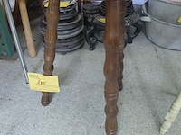 Lot 125 - wit houten krantenrek met blad en houten kruk - afbeelding 3 van  4
