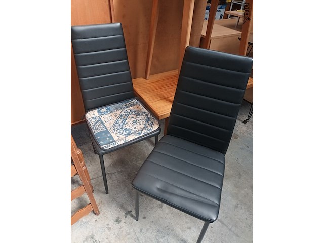 Lot 125 - zwarte eetkamerstoelen. 2 stuks - afbeelding 1 van  2