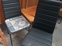 Lot 125 - zwarte eetkamerstoelen. 2 stuks - afbeelding 1 van  2