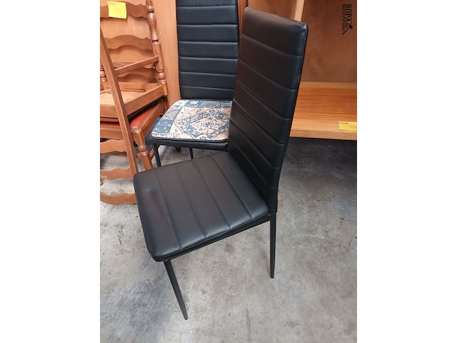 Lot 125 - zwarte eetkamerstoelen. 2 stuks - afbeelding 2 van  2