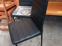 Lot 125 - zwarte eetkamerstoelen. 2 stuks - afbeelding 2 van  2
