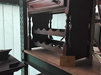 Lot 126 - houten wijnrekje in kast - afbeelding 1 van  1