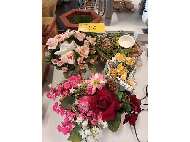 Lot 126 - kunstbloemen. 6 stuks - afbeelding 1 van  3