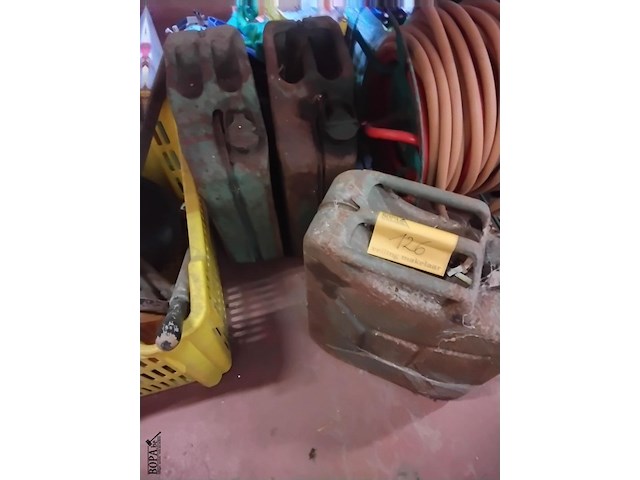 Lot 126 - militaire jerrycan van plaatstaal - 20l met vloeistof (woii) - afbeelding 1 van  3