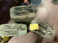Lot 126 - militaire jerrycan van plaatstaal - 20l met vloeistof (woii) - afbeelding 2 van  3