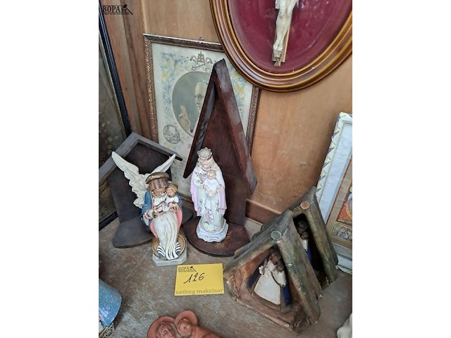 Lot 126 - religieuze beelden in kapel - afbeelding 1 van  3