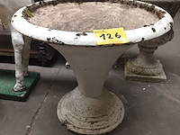 Lot 126 - tuinvaas in beton