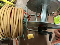 Lot 127 - haspels met tuinslang in metaal en aluminium 2 stuks - afbeelding 1 van  3