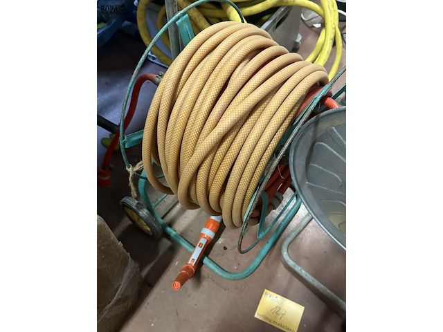 Lot 127 - haspels met tuinslang in metaal en aluminium 2 stuks - afbeelding 2 van  3