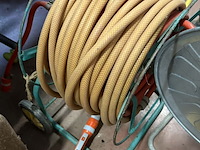 Lot 127 - haspels met tuinslang in metaal en aluminium 2 stuks - afbeelding 2 van  3