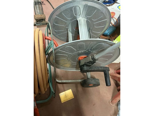 Lot 127 - haspels met tuinslang in metaal en aluminium 2 stuks - afbeelding 3 van  3