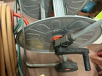 Lot 127 - haspels met tuinslang in metaal en aluminium 2 stuks - afbeelding 3 van  3