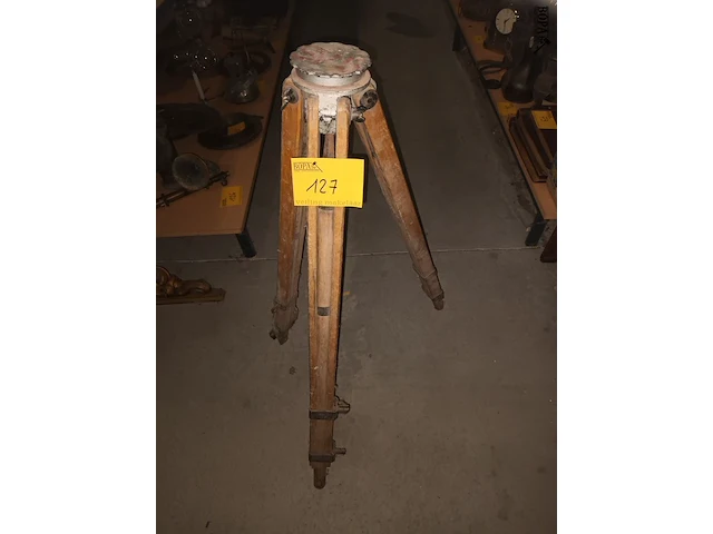 Lot 127 - houten statief - afbeelding 1 van  3
