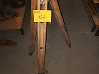 Lot 127 - houten statief