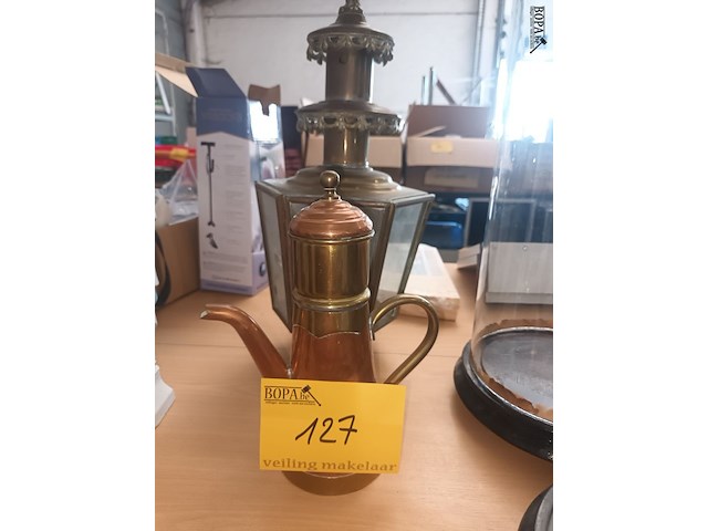 Lot 127 - koperen koffiekan en koetslamp - afbeelding 1 van  4