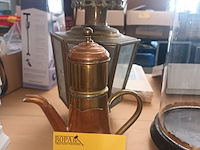 Lot 127 - koperen koffiekan en koetslamp - afbeelding 1 van  4