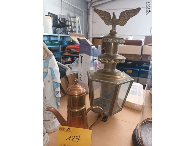 Lot 127 - koperen koffiekan en koetslamp - afbeelding 2 van  4