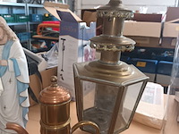 Lot 127 - koperen koffiekan en koetslamp - afbeelding 2 van  4