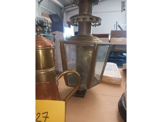 Lot 127 - koperen koffiekan en koetslamp - afbeelding 3 van  4
