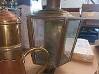 Lot 127 - koperen koffiekan en koetslamp - afbeelding 3 van  4