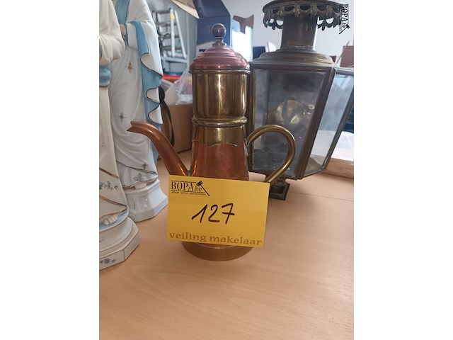 Lot 127 - koperen koffiekan en koetslamp - afbeelding 4 van  4