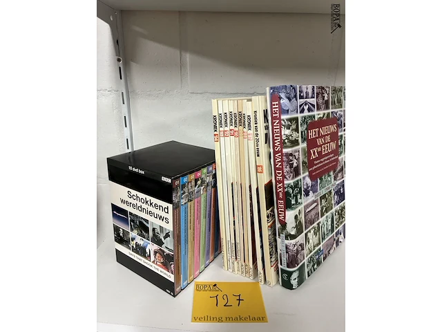 Lot 127 - lot boeken en dvd's over de wereld - afbeelding 1 van  5
