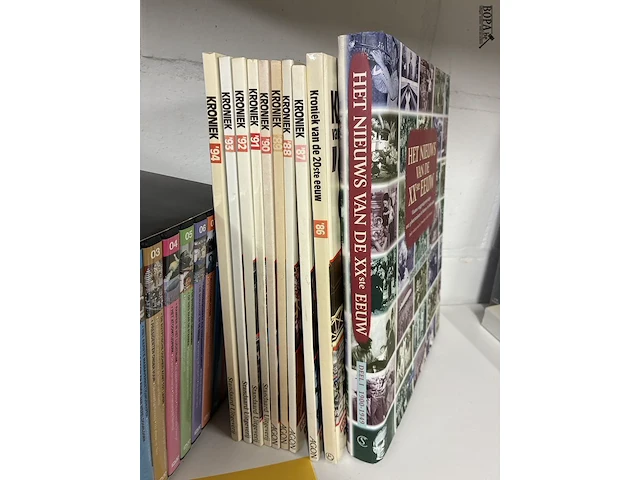 Lot 127 - lot boeken en dvd's over de wereld - afbeelding 2 van  5
