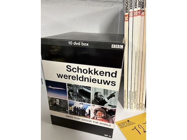 Lot 127 - lot boeken en dvd's over de wereld - afbeelding 3 van  5