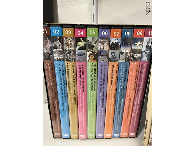 Lot 127 - lot boeken en dvd's over de wereld - afbeelding 4 van  5