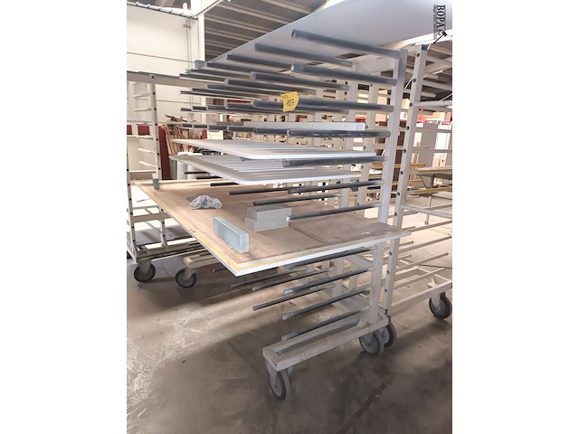Lot 127 - mobiel draagarmrek met inhoud - afbeelding 1 van  3