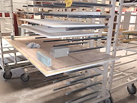 Lot 127 - mobiel draagarmrek met inhoud