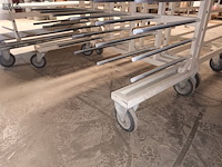 Lot 127 - mobiel draagarmrek met inhoud - afbeelding 2 van  3